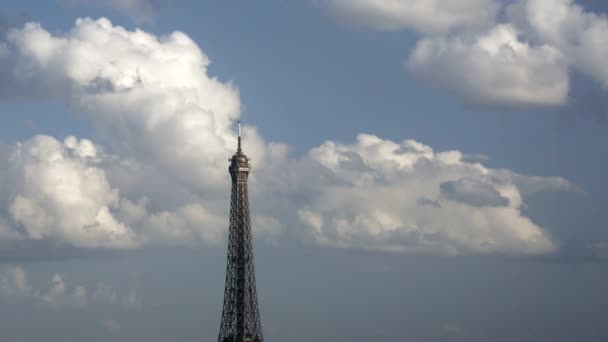Nuvens se movem através da Torre Eiffel — Vídeo de Stock