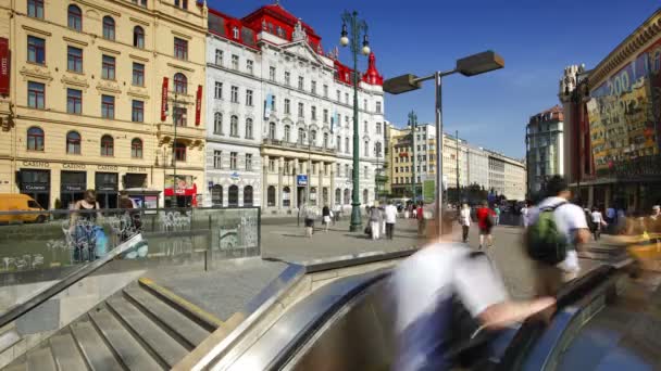 Lidé používající eskalátor do metra v Praze — Stock video