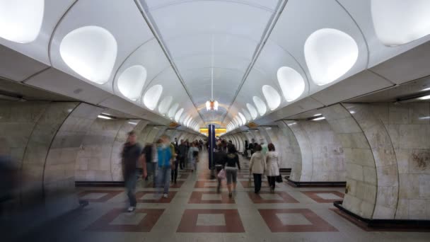 Prag'daki Metro İstasyonu'nda yolcular — Stok video