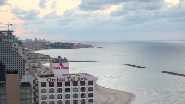 Tel Aviv ciudad frente al mar al atardecer — Vídeos de Stock