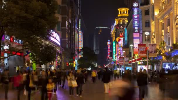 Fotgängare gå förbi butiker på Nanjing Road — Stockvideo