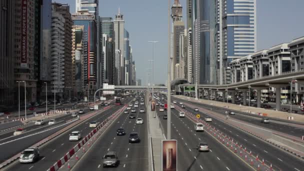 Tráfico en Sheikh Zayed Road, Dubai — Vídeo de stock