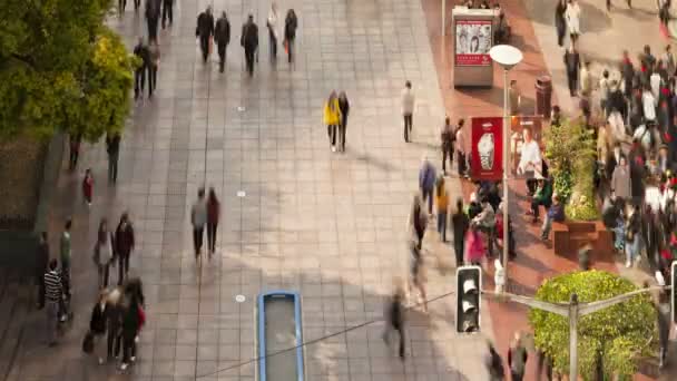 Peatones caminando por las tiendas de Nanjing Road — Vídeos de Stock