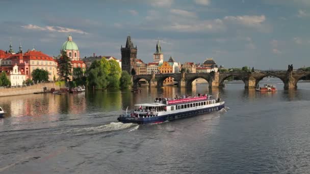 River Vltava and Charles Bridge, Prague — Stock Video