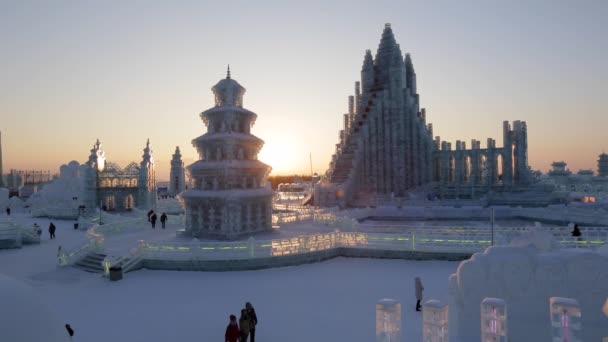 Verlichte ijssculpturen op het Harbin ijs — Stockvideo