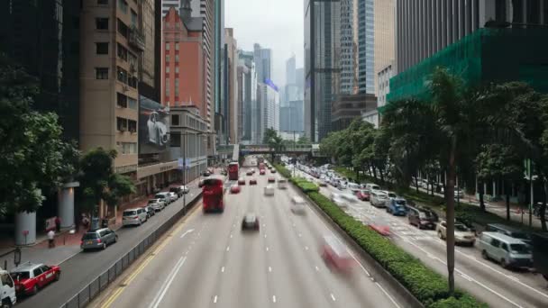 Queensway, Hong Kong boyunca hareket eden araçlar — Stok video