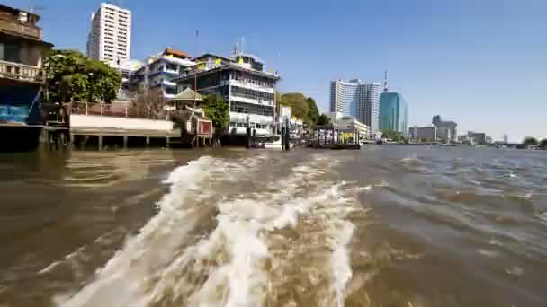 Ταχύπλοο σκάφος κατά μήκος του ποταμού Chao Phraya — Αρχείο Βίντεο