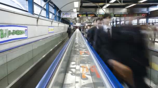 Commuters on a moving walkway in  Shibuya Station — Stock Video