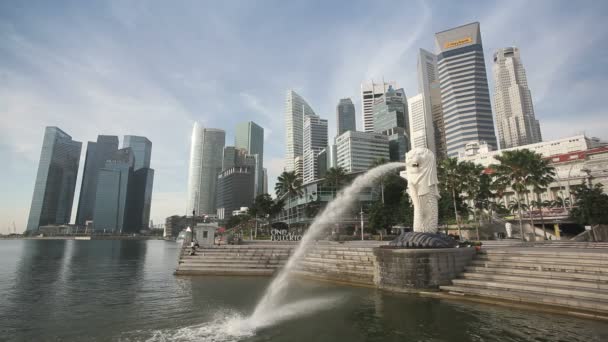 Το Merlion άγαλμα με το City στον ορίζοντα, Σιγκαπούρη — Αρχείο Βίντεο