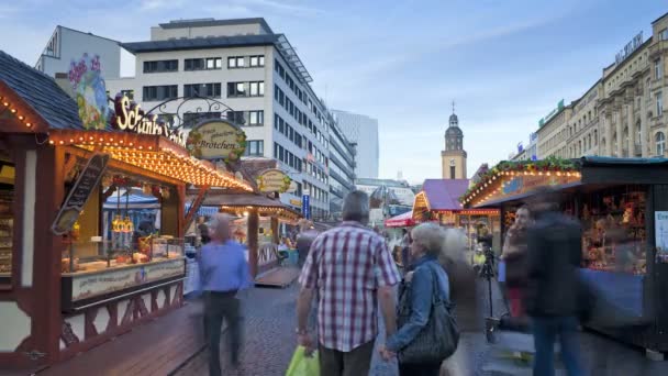 Mercado de Navidad con los turistas, Frankfurt am Main — Vídeos de Stock