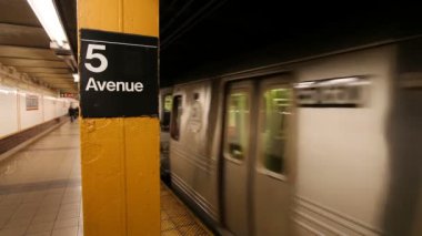 Metro istasyonu ve tren hareket, New York