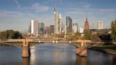  Main Nehri'nin ve ikonik gökdelenler, Frankfurt