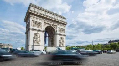 Arc de Triomphe altında Fransız bayrağı, Paris