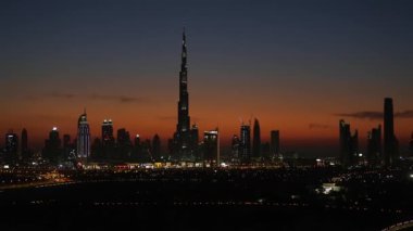 Uluslararası Dubai Kongre ve Sergi Sarayı ile Dubai şehir silüetinin