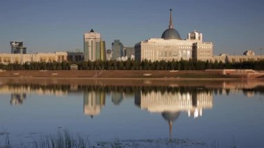 Isahim nehirde yansıtan şehir 