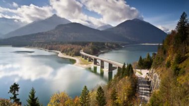 Sylvenstein Lake, Almanya üzerinde köprü