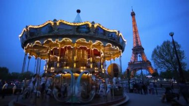 Eyfel Kulesi alacakaranlıkta aşağıda atlıkarınca