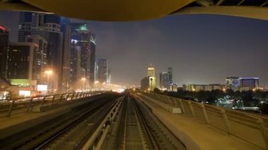 Dubai yolculuğa raylı Metro sistemi yüksek