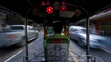 Bangkok meşgul yollarda hız çekçek