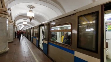 Metro istasyonu platformu, Moskova