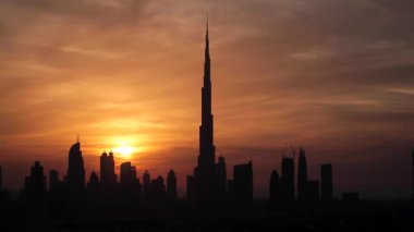 Uluslararası Dubai Kongre ve Sergi Sarayı ile Dubai şehir silüetinin