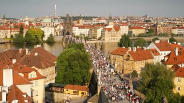 Nehir Vitava, Prag Charles Köprüsü