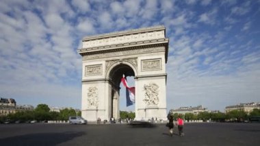  Paris'te Arc de Triomphe trafik