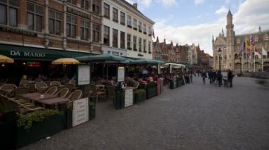 Restoranlar, Barlar ve mağazalar ile Bruges Market Square, Belçika, Avrupa