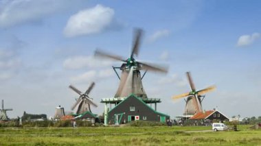 Zaanse tarlalarında yel değirmenleri