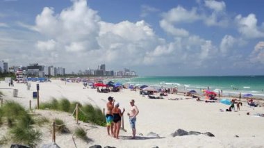Miami Beach üzerinde rahatlatıcı kişi