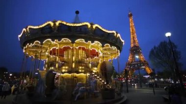 Eyfel Kulesi alacakaranlıkta aşağıda atlıkarınca