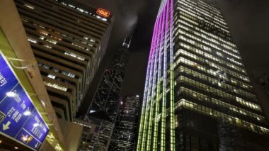 ofis binaları üzerinde hareket eden bulutlar