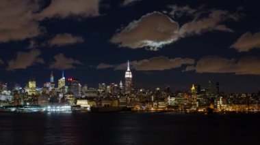 Ayın yükselişine Empire State Binası üzerinde 