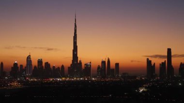 Uluslararası Dubai Kongre ve Sergi Sarayı ile Dubai şehir silüetinin