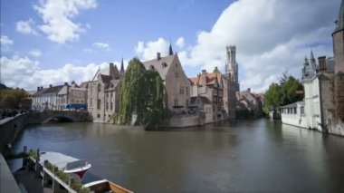 Waterfront binalar ve turistler, Bruges