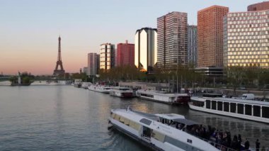 River seine ve Eyfel Kulesi, paris