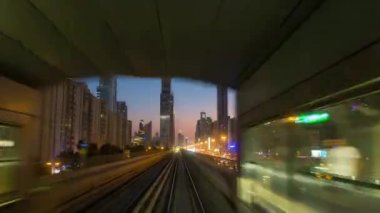 Dubai yolculuğa raylı Metro sistemi yüksek