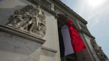Arc de Triomphe altında Fransız bayrağı