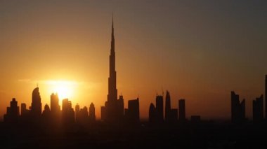 Uluslararası Dubai Kongre ve Sergi Sarayı ile Dubai şehir silüetinin