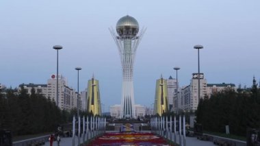  Bayterek kule geceleri aydınlatılan