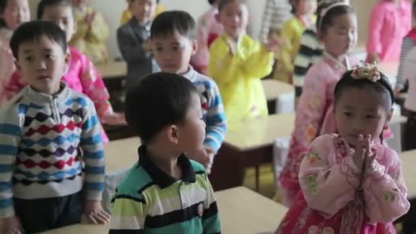 Niños de la escuela cantando en un aula — Vídeos de Stock
