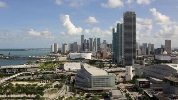 Biscayne Boulevard en de skyline van Miami — Stockvideo