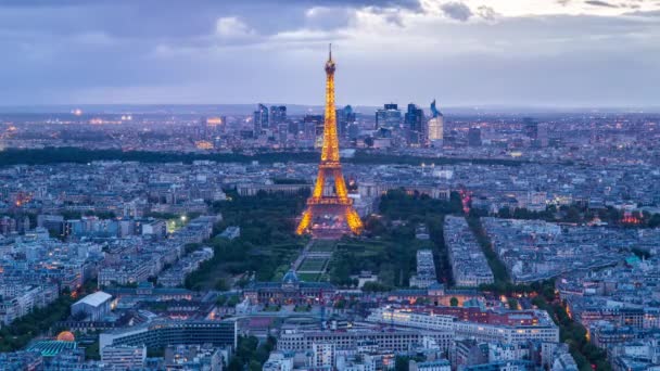 Eiffelova věž a městské panorama Paříže — Stock video