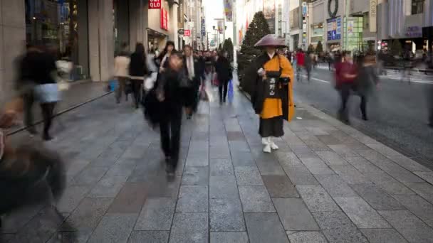 Sacerdote scintoista in cerca di donazioni, Tokyo — Video Stock