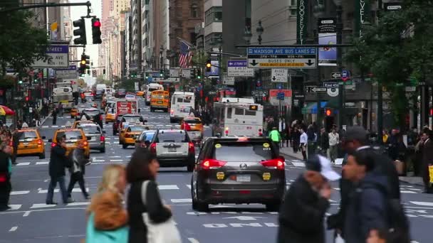 Broadway olhando para Times Square — Vídeo de Stock