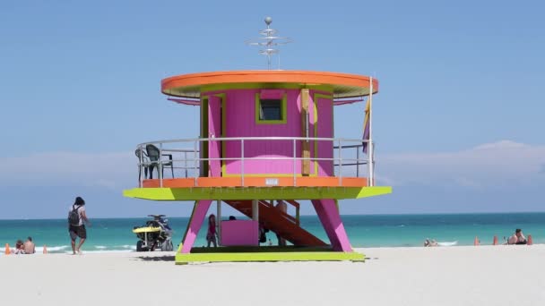 Art Deco สไตล์กระท่อม Lifeguard บนหาดไมอามี่ — วีดีโอสต็อก