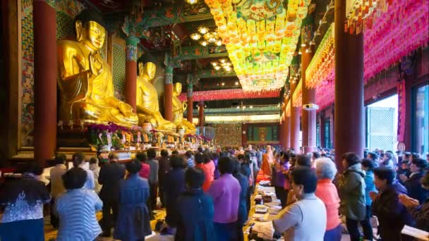 Adoradores dentro do Templo Jogyesa — Vídeo de Stock