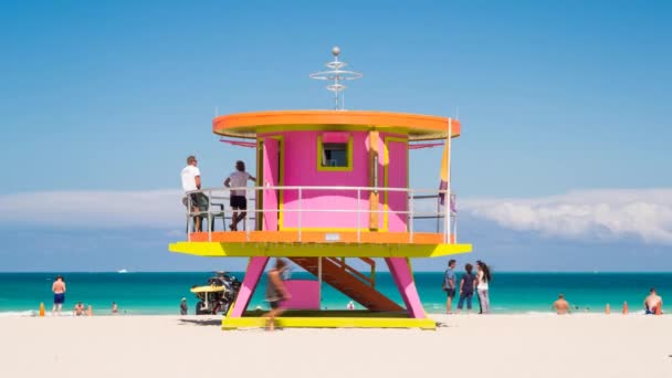 Art Deco stijl badmeester hut op Miami Beach — Stockvideo