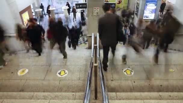 Pendolari a piedi attraverso la stazione di Shibuya — Video Stock