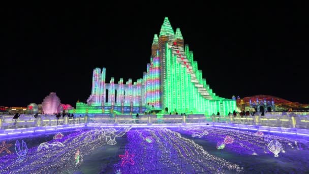 Esculturas de hielo iluminadas en el Hielo Harbin — Vídeos de Stock